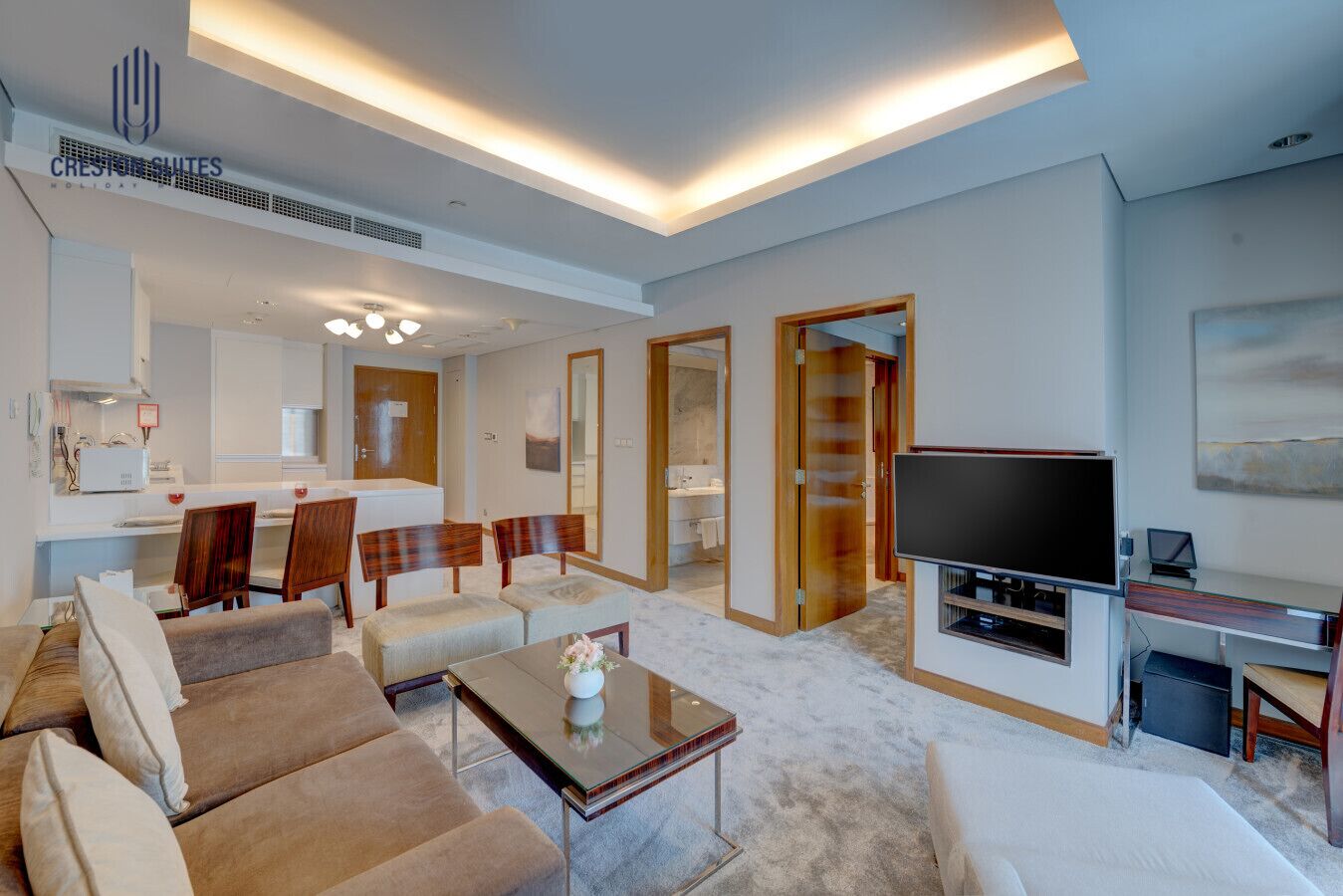Moderni hotellihuone, jossa on oleskelutila, ruokailutila ja kylpyhuone.