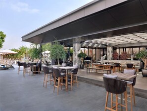 Outdoor dining - 1BR Downtown Dubai | Balcony, Mall + Pool & Parking (Dubai)