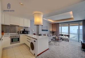 Jääkaappi, mikroaaltouuni, uuni, liesi