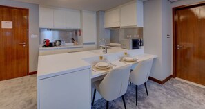 Kühlschrank, Mikrowelle, Ofen, Herdplatte