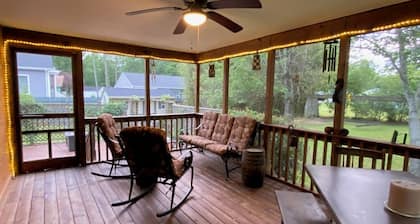 Fabulous 3 Bedroom House. Peaceful, Relaxing Sunnywood Retreat in Chincoteague.