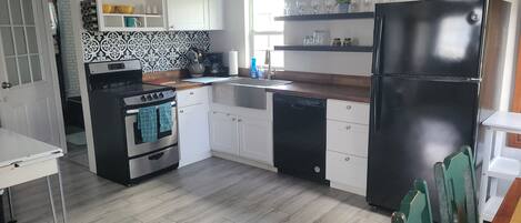 Frigorífico, microondas, horno y placa de cocina