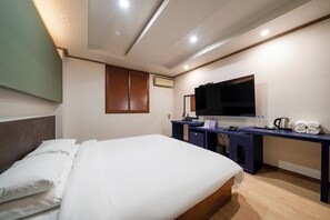 Quarto casal básico, para não fumantes | Escrivaninha, Wi-Fi de cortesia