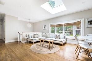 Una Smart TV, una chimenea