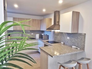 Een koelkast, een microgolfoven, een oven, een kookplaat