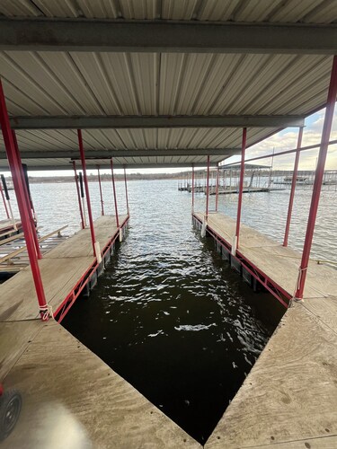 Pet friendly, private dock, 3 bedroom home in Porum, OK. Walk to Lake Eufaula.