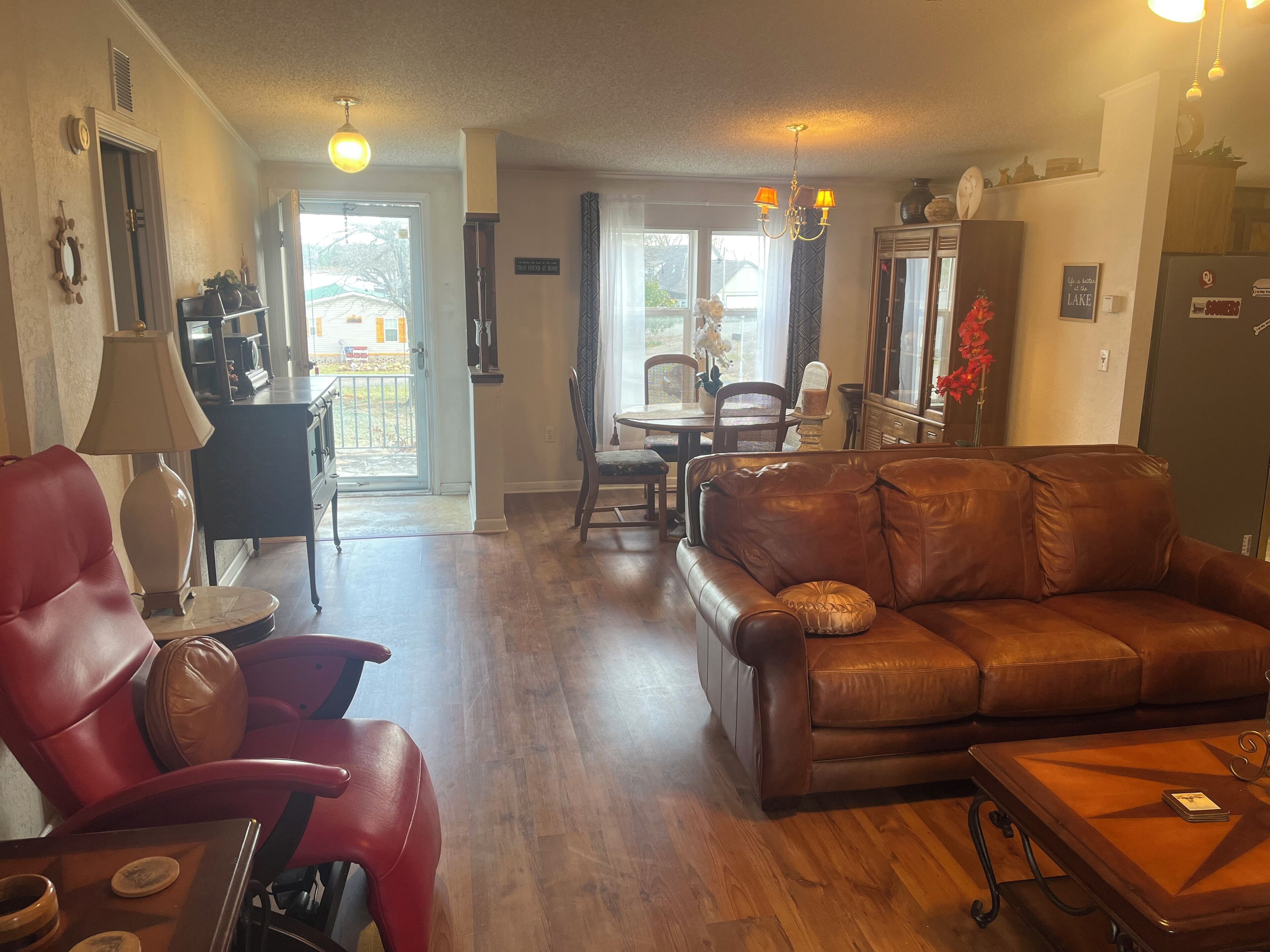 Televisor intel·ligent i llibres 