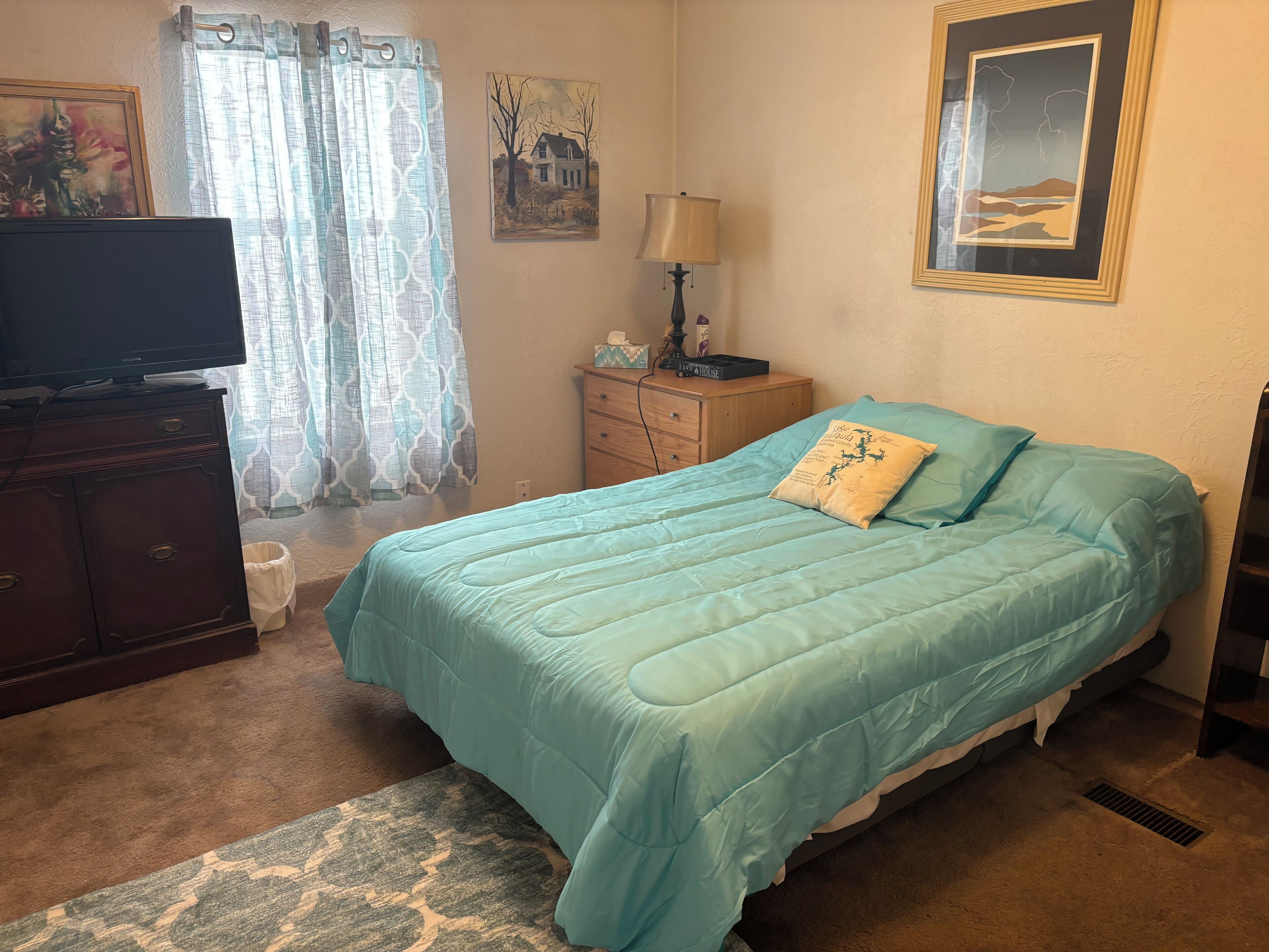 3 bedrooms, iron/ironing board, free WiFi, bed sheets