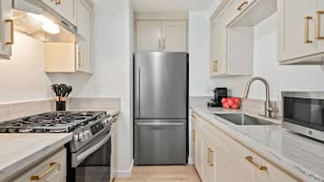 冰箱、微波炉、烤箱、炉灶