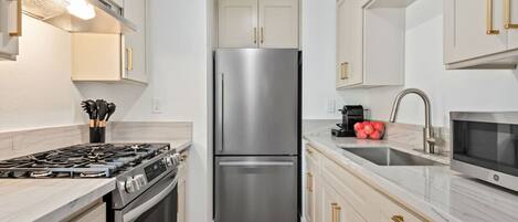 Réfrigérateur, micro-ondes, four, plaque de cuisson