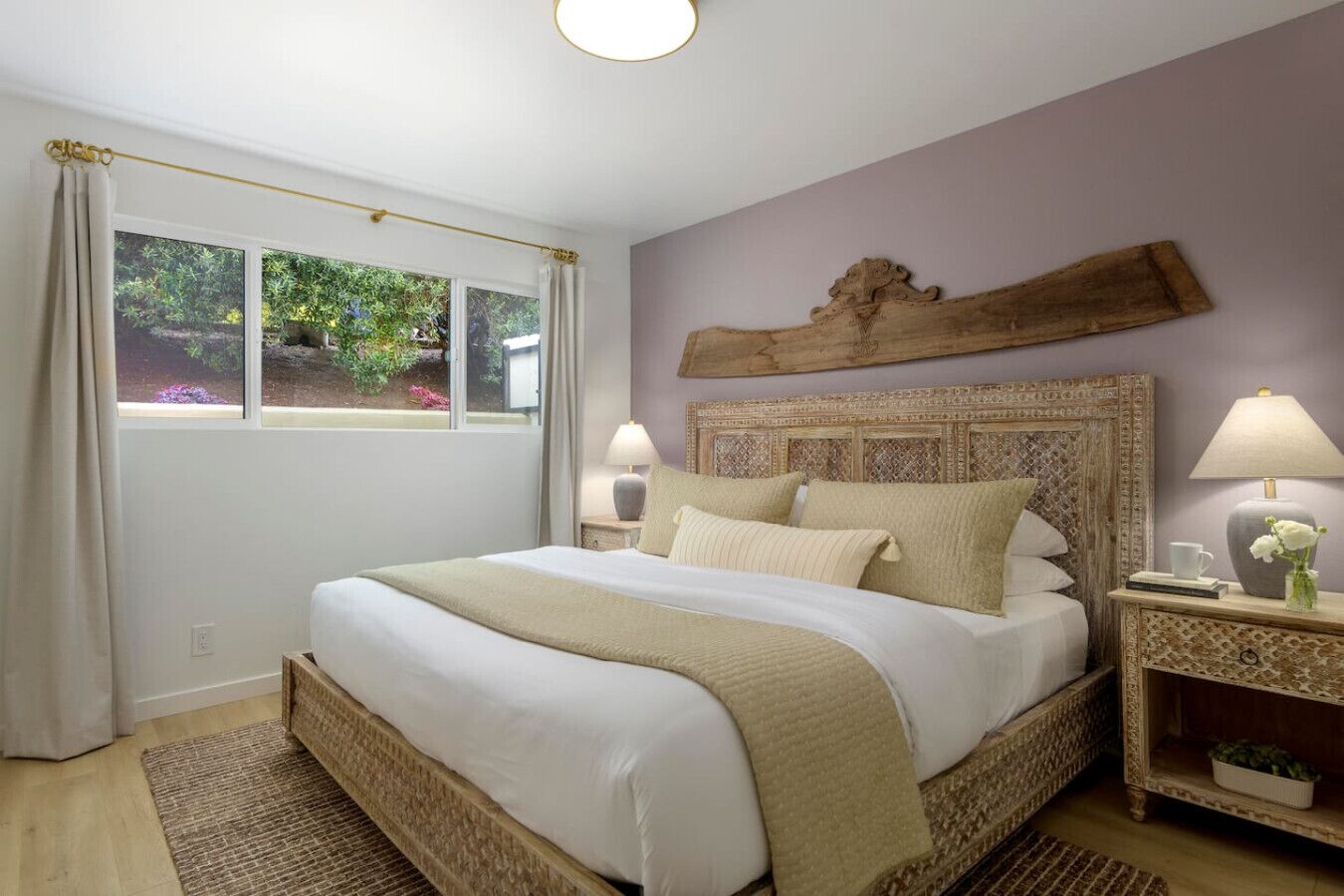 Työpöytä, silitysrauta/-lauta, vauvan matkasänky, Wi-Fi