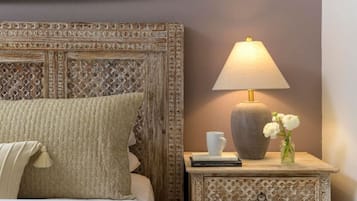 2 habitaciones, escritorio y tabla de planchar con plancha