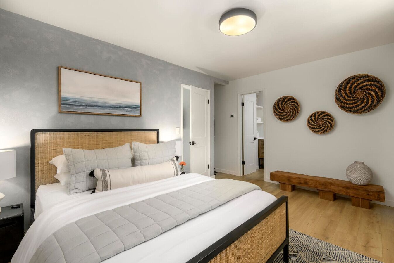 1 slaapkamer, een bureau, een strijkplank/strijkijzer, reisbedje