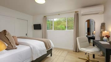 1 camera, una scrivania, ferro/asse da stiro, culla da viaggio