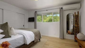 1 habitación, escritorio, tabla de planchar con plancha y cuna de viaje