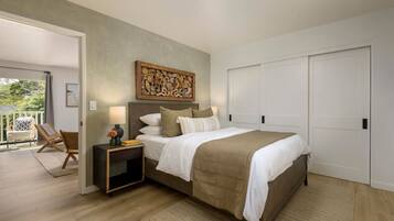 1 habitación, escritorio, tabla de planchar con plancha y cuna de viaje