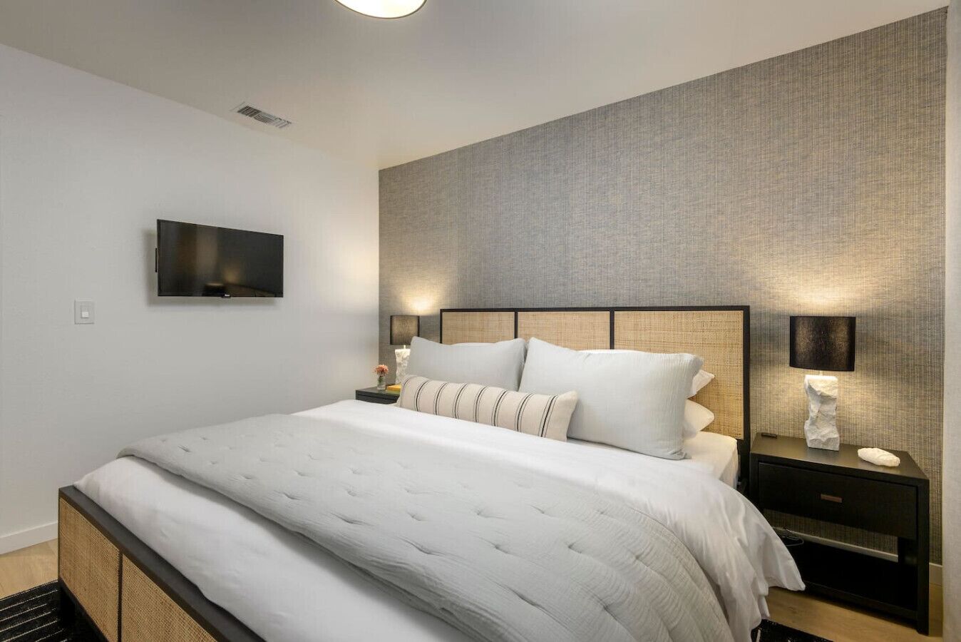 2 habitaciones, escritorio y tabla de planchar con plancha 