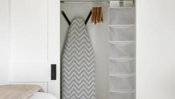 Bureau, fer et planche à repasser, lit parapluie, Wi-Fi