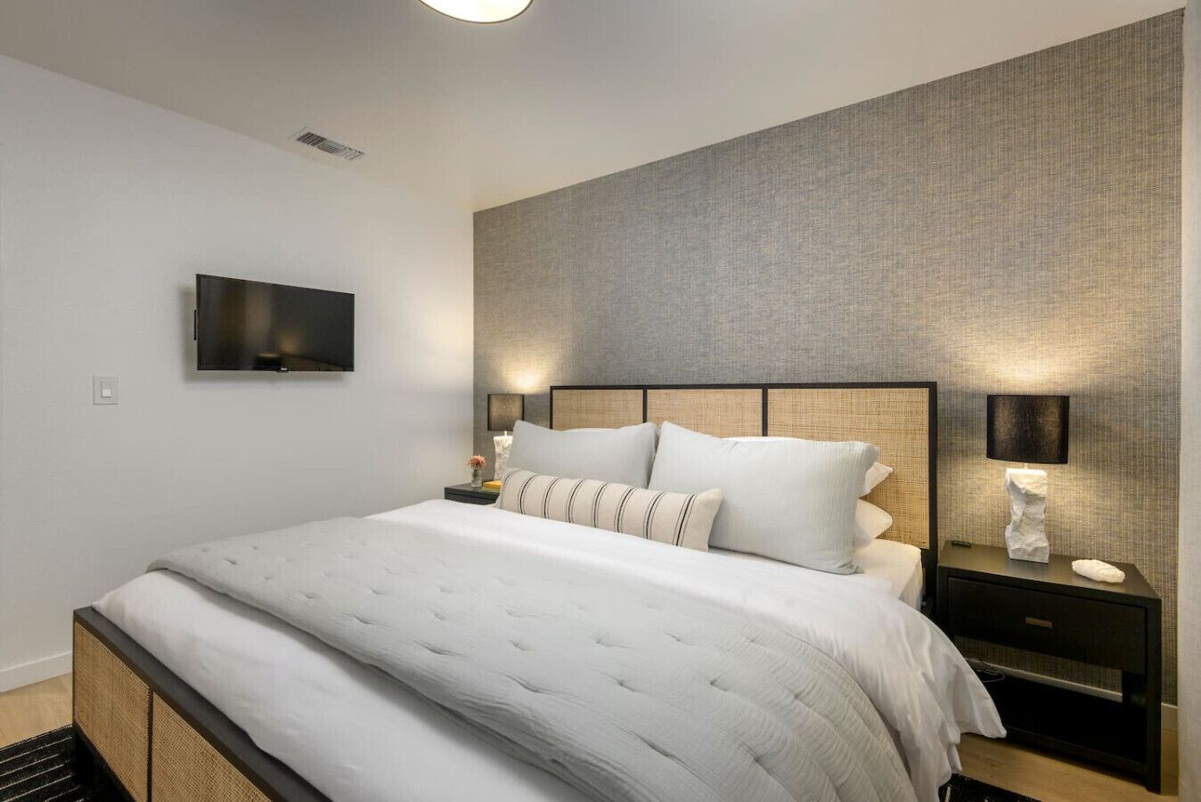 Bureau, fer et planche à repasser, lit parapluie, Wi-Fi