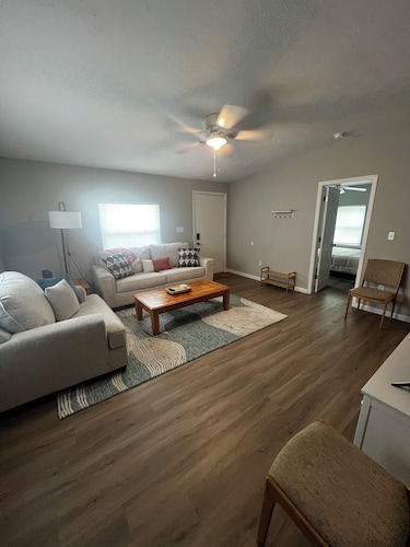 Cozy Gator Getaway Near UF - 2Bed/1Bath for 6 guests - Wifi, AC/Heat, Parking