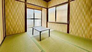 A tatami mat room with a low table and sliding doors. - Showa No Kaze⁂Complete private villa, 2 stories, the best base for Shirahama sightseeing⁂. (白浜町)