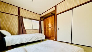 A room with two beds, a wardrobe, and a window with curtains. - Showa No Kaze⁂Complete private villa, 2 stories, the best base for Shirahama sightseeing⁂. (白浜町)