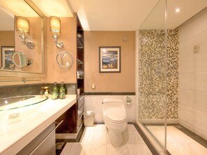 シャワー、バスアメニティ (無料)、ヘアドライヤー、タオル