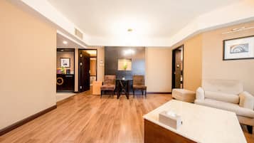 Condo dành cho gia đình, ban công, quang cảnh thành phố | 1 phòng ngủ, bàn, khu vực làm việc phù hợp cho laptop