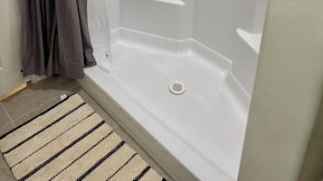 Ducha, secador de pelo, toallas, jabón