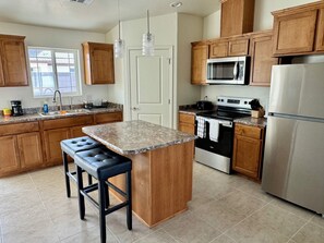 Frigorífic, microones, forn i placa de cuina 