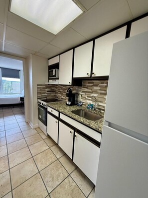 Fridge, microwave, oven, stovetop - Breeze Away/New Reno/Great location (Myrtle Beach)