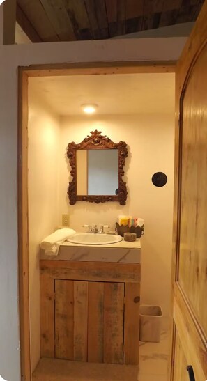 Banyera d'hidromassatge, assecador de cabells, tovalloles i sabó 