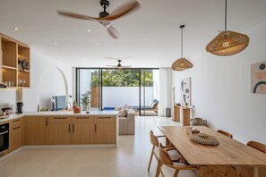 Junior-Villa, Poolblick | Eigene Küche | Wasserkocher mit Kaffee-/Teezubehör, Wasserkocher, Gefrierschrank