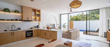 Villa junior, vista a la alberca | Cocina privada | Cafetera y tetera y congelador