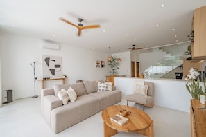 Junior-Villa, Poolblick | Wohnbereich | 54-Zoll-Flachbildfernseher mit Kabelempfang