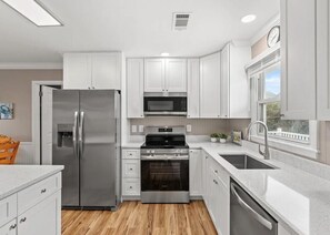 Køleskab, mikrobølgeovn, ovn, kogeplade