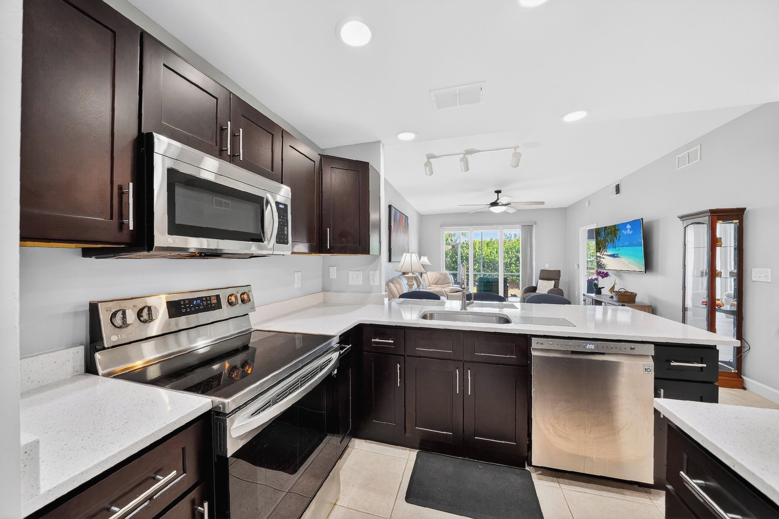 Jääkaappi, mikroaaltouuni, uuni, liesi