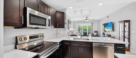 Réfrigérateur, micro-ondes, four, plaque de cuisson