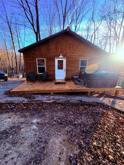 Charming 2-bedroom cabin in enchanting Hocking Hills with WiFi, AC