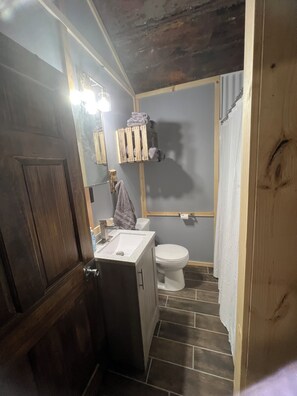 Serviettes fournies, savon, papier toilette