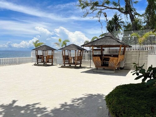 Tranquil Two-Bedroom Beach Front Cottage★★★