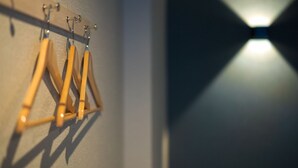 Ein an der Wand befestigter Kleiderhaken mit Haken.