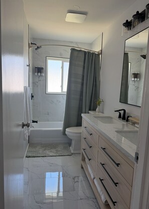 Dusche, Haartrockner, Handtücher, Seife