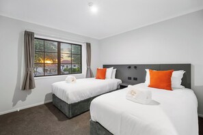 Appartement, 3 chambres | Espace de travail pour ordinateurs portables, accès au Wi-Fi (inclus)