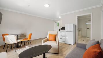 ห้องสวีท, 2 ห้องนอน | 1 ห้องนอน, พื้นที่ทำงานแบบใช้แล็ปท็อป, Wi-Fi ฟรี, ผ้าปูที่นอน