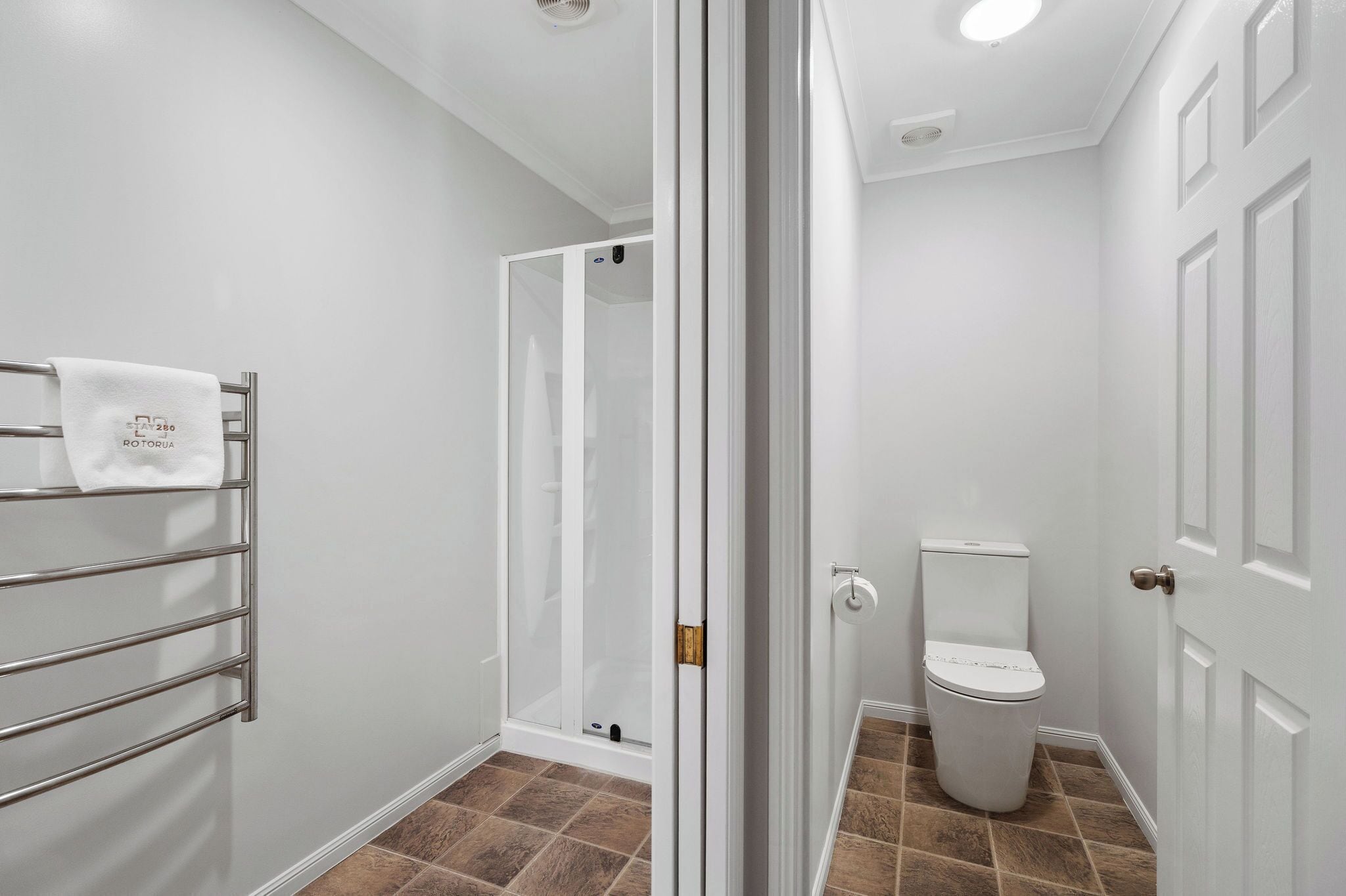 Căn hộ, 3 phòng ngủ | Phòng tắm | Buồng tắm vòi sen, máy sấy tóc, khăn tắm, xà phòng 