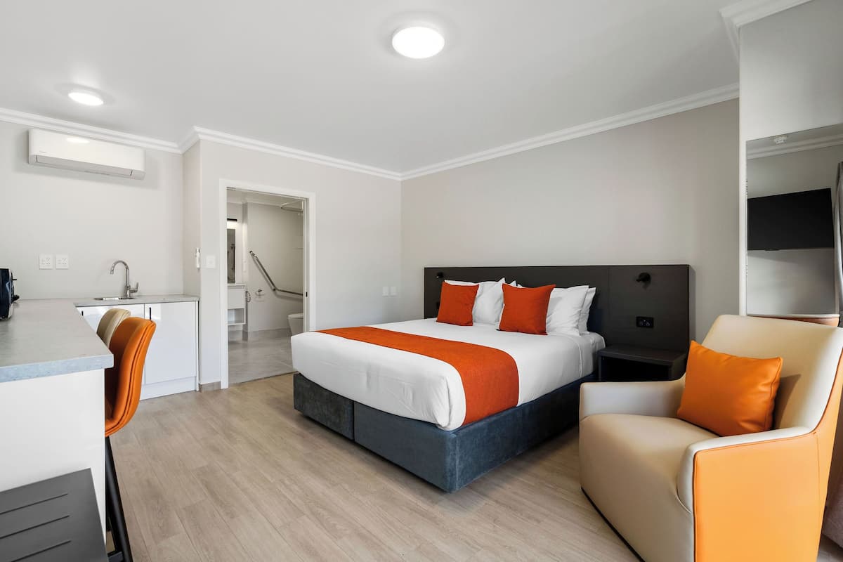 Premium bedding, WiFi (free), bed sheets