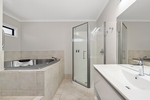 Suite, 2 slaapkamers | Badkamer | Een douche, een haardroger, handdoeken, zeep