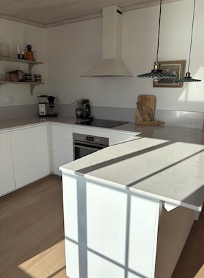 Geladeira, fogão, cooktop, lava-louças
