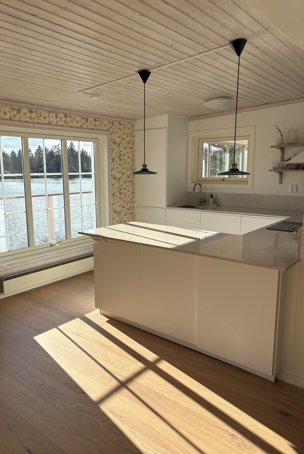 ثلاجة، فرن، موقد طهي مسطح، غسالة أطباق